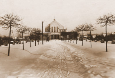 Historické foto sokolovny v zimě