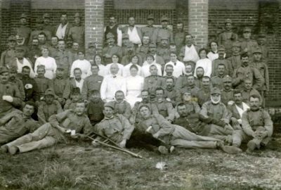 Vojáci, kteří se zotavují v lazaretu - uprostře v bílém plášti Čeněk Zemánek